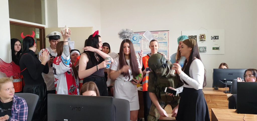 Poslední Zvonění 8a | SOS a SOU KH