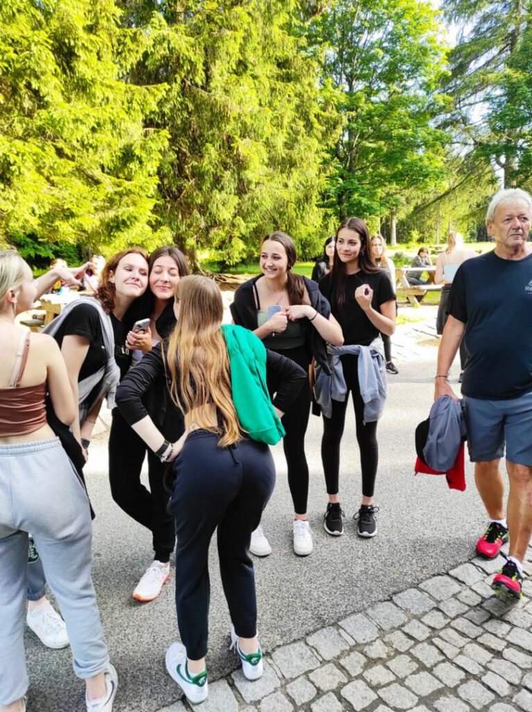 202406turistak 3v A 3s 2 | SOS a SOU KH