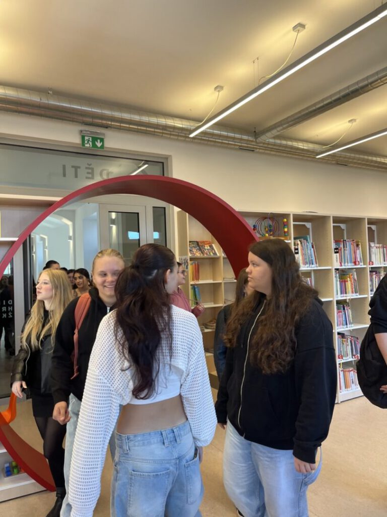 1s Knihovna 3 | SOS a SOU KH